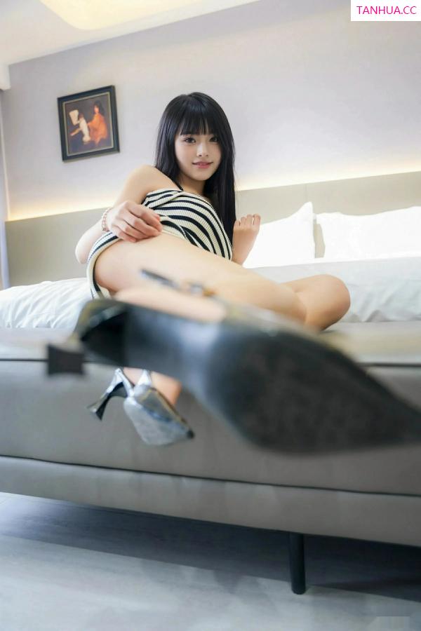   [XiuRen]高清写真图 2025.10.09 No.10838 小九阿 黑白连衣短裙第22张图片